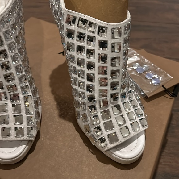 New authentic Burberry shoes - Picture 2 of 11